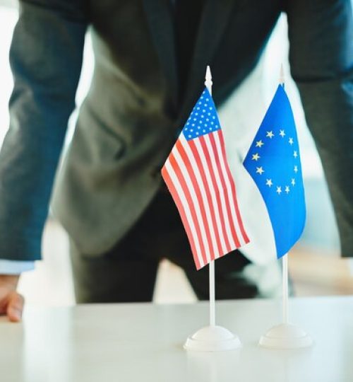 businessman-european-american-flags_1098-69